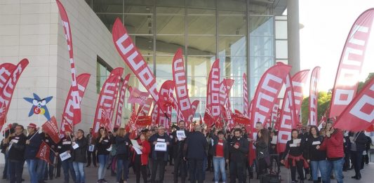 CaixaBank inicia su Junta general con una protesta sindical “por el ERE forzoso”